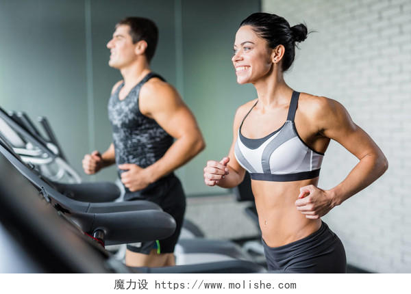 正在跑步机上健身的男性和女性